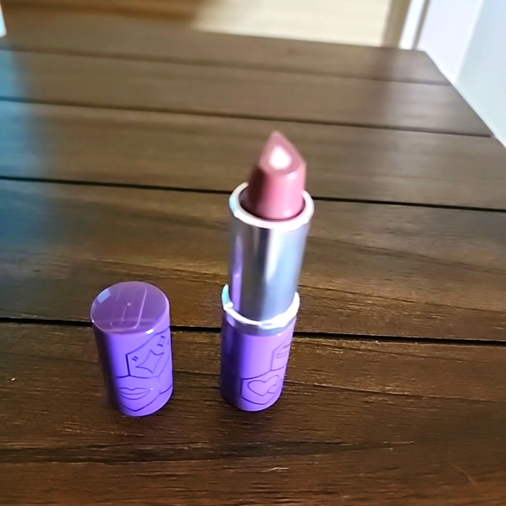 NWOB Clinique Dramatically Different Lipstick #50 A Different Grape Full Size